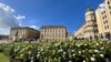 Los jardines contrastan de manera armoniosa con las edificaciones emblemáticas de la ciudad. En el fondo, se ve el Capitolio Nacional, sede del Congreso, y, a su derecha, el Colegio Mayor de San Bartolomé, uno de los más antiguos de Colombia. [Foto: Karen Sánchez, VOA]