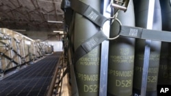 Des palettes d'obus de 155 mm à destination de l'Ukraine sont chargées par le 436e Escadron de port aérien, le 29 avril 2022, à la base aérienne de Douvres, Delaware.