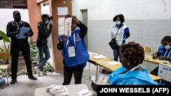 Responsável elitoral exibe boletim de voto durante contagem (24 Agosto 2022)