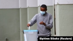 Um eleitor coloca o seu voto dentro da urna , escola Nzinga Mbandi (24 Agosto 2022)