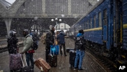 Des étudiants nigérians attendent sur le quai de la gare de Lviv, dimanche 27 février 2022, à Lviv, dans l'ouest de l'Ukraine. 