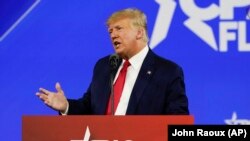 Donald Trump prend la parole lors de la Conférence d'action politique conservatrice (CPAC) le samedi 26 février 2022 à Orlando, en Floride.