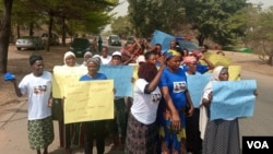 Des manifestants à Abuja, au Nigeria, brandissent des pancartes alors qu'ils réclament la paix et demandent l'évacuation des étudiants et des ressortissants nigérians bloqués en Ukraine, le 28 février 2022.