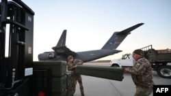 Dua tentara Ukraina memindahkan rudal-rudal Stinger FIM-92 buatan AS dalam persiapan untuk melawan pasukan Rusia (foto: dok). 