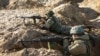 Tentara Rusia (kanan) dan Belarus selama latihan gabungan angkatan bersenjata Rusia dan Belarus sebagai bagian dari inspeksi Pasukan Tanggapan Negara Serikat, di lapangan tembak dekat Brest. (Foto: AFP)