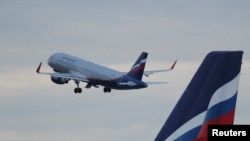 Sebuah pesawat Aeroflot Airbus A320-200 lepas landas dari Bandara Internasional Sheremetyevo di Moskow, Rusia, pada 10 Juni 2018. (Foto: Reuters/Maxim Shemetov)