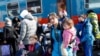 Des réfugiés fuyant l'Ukraine arrivent dans une gare à Zahony, en Hongrie, le 27 février 2022.
