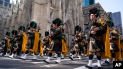 Los gaiteros de NYPD Emerald Society desfilan frente a la Catedral de St. Patrick en Nueva York el sábado, 17 de marzo de 2018, en el desfile del Día de San Patricio.