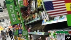 Suasana di salah satu supermarket yang menjual makanan impor di Beijing, Senin, 2 April 2018. (Foto: dok).