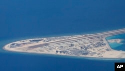 2017年4月21日，菲律宾空军一架C-130运输机上拍摄到中国在南中国海斯普拉特利群岛（中国称南沙群岛）渚碧礁上修建的飞机跑道和建筑设施。