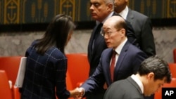 Nikki Haley et son homologue chinois Liu Jieyi après l'adoption de nouvelles sanctions contre la Corée du Nord, Conseil de sécurité de l'ONU, New York, le 11 septembre 2017. 