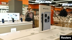 Etalase produk Apple di toko elektronik di Omsk, Rusia, terlihat kosong, 2 Maret 2022. (REUTERS/Alexey Malgavko).