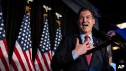 El ex representante estadounidense Tom Suozzi habla la noche del martes 13 de febrero de 2024 en Woodbury, Nueva York. Suozzi ganó una elección especial para el escaño de la Cámara que anteriormente ocupaba George Santos. 