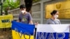 Para pengunjuk rasa memegang spanduk mengecam invasi Rusia ke Ukraina di depan Kedutaan Besar Rusia di Jakarta, 4 Maret 2022. (Foto: AFP)