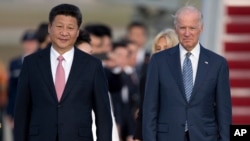 2015年9月24日，中国国家主席习近平和时任美国副总统拜登在马里兰州安德鲁斯空军联合基地举行的抵达仪式上。（资料照）