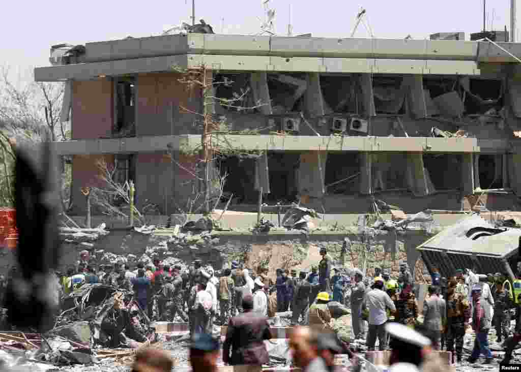 Jami'u na kasar Afganistan na bakin officin jakadancin kasar Jamus bayan fashewar Bam a babban birnin Kabul dake Afganistan, ranar Laraba 31 ga watan, Mayu shejarar 2017. 