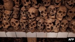 Des restes de victimes des massacres de 1972, estimés à environ 7 000 corps, sont entreposés à Gitega, au Burundi, le 11 mars 2022, après l'excavation de fosses communes autour de Gitega entre 2020 et 2021.