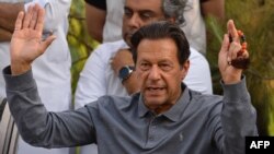 تيره مياشت په مسجد نبوي کې د وزير اعظم شهباز شريف پلاوي کې شامل مرکزي وزيران د ځورولو پىېښي په سر د پنجاب د فيصل اباد سيمي په یوه تاڼه کې د پخواني وزير اعظم عمران خان پشمول ١٥٠ تنان په ضد د مذهب د سپکاوي قانون لاندى مقدمه درج شوې ده