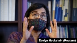 Menteri Keuangan Sri Mulyani Indrawati dalam sesi wawancara di kantor Bank Dunia di Washington, AS, pada 22 April 2022. (Foto: Reuters/Evelyn Hockstein)