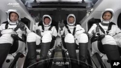 Cette photo d'archive fournie par SpaceX montre l'équipage de SpaceX assis dans le vaisseau spatial Dragon le vendredi 8 avril 2022 à Cap Canaveral, en Floride.