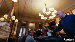 Les Pays-Bas vote pour les élections législatives, ici dans un bureau de vote à l'Hotel des Indes, La Haye, le 15 mars 2017.