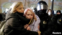 Para petugas polisi di Rusia menangkap sejumlah pendemo dalam aksi protes menentang invasi Rusia di Ukraina yang digelar di Saint Petersburg, Rusia, pada 2 Maret 2022. (Foto: Reuters/Stringer)