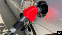 Sebuah mobil di sebuah pompa bensin, Jumat, 21 Januari 2022, di Miami Utara, Florida. (Foto: AP)