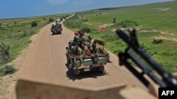 Wanajeshi wa Somalia wakipiga doria karibu na kambi ya jeshi ya Sanguuni 