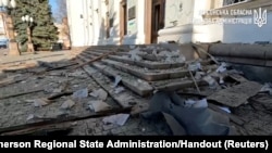 Kerusakan di Svobody Square setelah gedung Administrasi Negara Regional Kherson dilaporkan terkena tembakan roket Rusia di Kherson, Ukraina dalam gambar diam dari video yang dirilis 14 Desember 2022. (Kherson Regional State Administration/Handout via REUTERS)