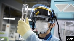 2022年3月5日，在日本大隈，东京电力公司福岛第一核电站的一名员工对污水样本进行氚测量。