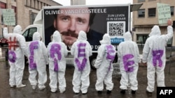 Para pengunjuk rasa mengenakan pakaian bertuliskan 'Bebaskan Olivier' selama demonstrasi solidaritas yang menyerukan pembebasan pekerja bantuan Belgia Olivier Vandecasteele dari tahanan Iran, di Brussel, Belgia, 25 Desember 2022.