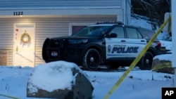 Polisi berjaga di tempat kejadian perkara pembunuhan empat mahasiswa Universitas Idaho di Kota Moscow, Idaho, 13 November 2022. Polisi sudah menangkap tersangka pembunuhan itu. (Foto: Ted S. Warren/AP Photo)
