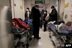 中國天津第一中心醫院走廊裡的染疫病人。 (2022年12月28日)