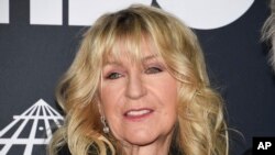 ARCHIVO- La música Christine McVie en la ceremonia de incorporación al Salón de la Fama del Rock & Roll 2019 en Nueva York el 29 de marzo de 2019.