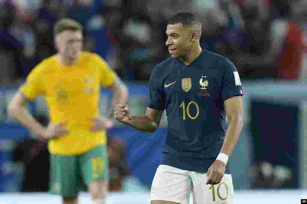 Kylian Mbappe fete apre li make 3em gol ekip La Frans nan match Gwoup D li kont Ostrali nan Mondyal Qatar la, 22 Nov. 2022.