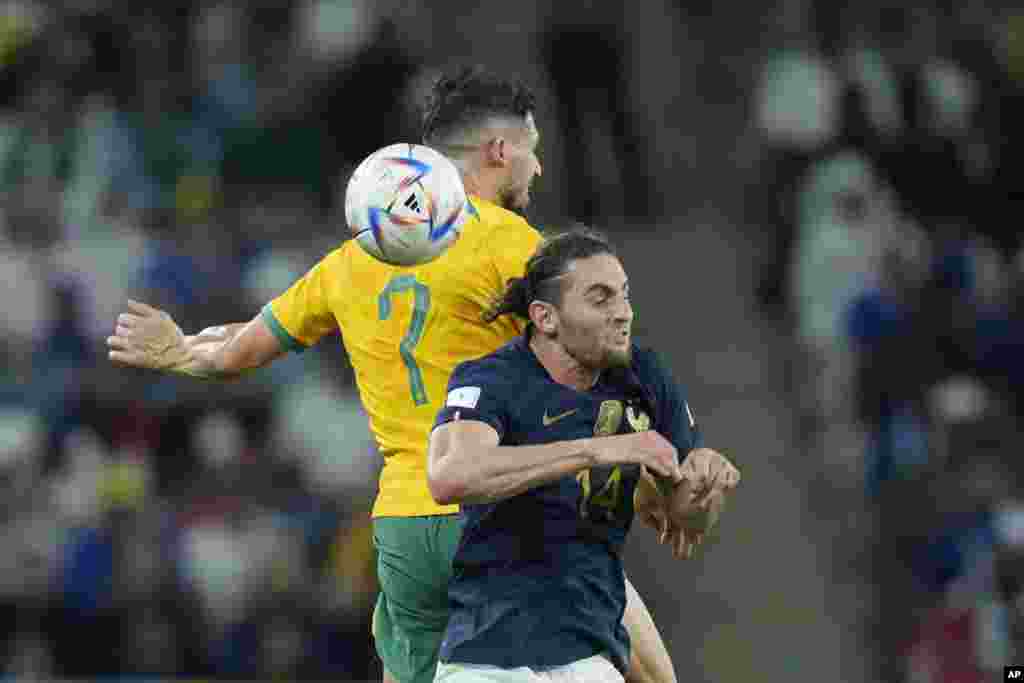 Ostraliyen Mathew Leckie a goch ak Franse Adrien Rabiot pandan match La Frans ak Ostrali nan Gwoup D a, nan Mondyal Qatar la, 22 Nov. 2022.