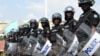 Des échauffourées entre manifestants et policiers ont éclaté mardi à Abeokuta, dans le sud-ouest du Nigeria, où une foule de jeunes en colère a notamment attaqué une banque confrontée à une pénurie de billets.