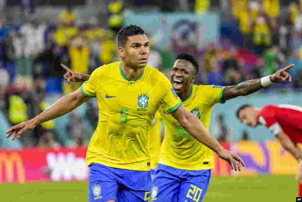 Jwe Brezilyen Casemiro selebre apre li make yon gol pandan match Gwoup G ekip la kont La Swis nan Mondyal Foutbol Qatar la, 28 Nov. 2022.