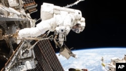 Astronaut AS Mark Vande Hei berjalan di luar angkasa untuk melumasi Canadarm2 pada 10 Oktober 2017. (Foto: NASA via AP)
