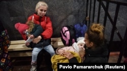 Pengungsi Ukraina yang melarikan diri dari kecamuk invasi Rusia di Lviv, Ukraina, 10 Maret 2022. (Foto: REUTERS/Pavlo Pamararchuk)