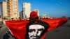 Una mujer sostiene una bandera con la imagen del fallecido revolucionario argentino Che Guevara en La Habana, el 17 de julio de 2021.