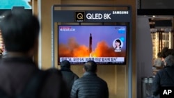 韩国民众在首尔火车站观看朝鲜发射导弹的电视新闻。（美联社2022年3月16日）