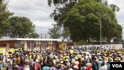 Zaidi ya wafuasi elfu moja raia wa Muungano wa upinzani nchini Zimbabwe wakizuiliwa kufanya mkutano ambapo kiongozi mkuu wa upinzani wa chama hicho Nelson Chamisa alikuwa amepangiwa kuhutubia, Machi 12, 2022 huko Marondera. (Columbus Mavh