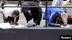 FILE AbeZimbabwe baloba amaphepha okuhlala kweleSouth Africa.