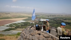 Un observador militar de la Organización de Supervisión de Tregua de la ONU monitorea con binoculares el terreno cerca de la frontera con Siria en los Altos del Golán, territorio ocupado por Israel. Mayo 11 de 2018. REUTERS/Baz Ratner