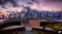 Čelična konstrukcija oštećena u napadima 11. septembra 2001. je dio spomenika žrtvama terorističkog napada u New Jersey Cityju.