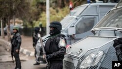 Des policiers patrouillent sur la place Tahrir, dans le quartier de Haram, au Caire, Egypte, 25 janvier 2016. 