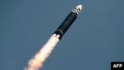 북한이 지난달 24일 김정은 국무위원장의 명령에 따라 신형 대륙간탄도미사일(ICBM) '화성 17형'을 시험 발사했다며 다음날 관영 매체를 통해 공개한 장면. (자료사진)