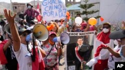 Partidarios del expresidente peruano encarcelado Alberto Fujimori se reúnen frente a la prisión mientras esperan su liberación, en Lima, Perú, el 30 de marzo de 2022. 