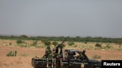 Wanajeshi wa Niger washika doria kwenye jangwa. Oct. 29, 2019.